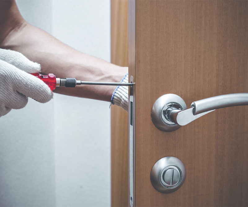 Installer une porte de chambre