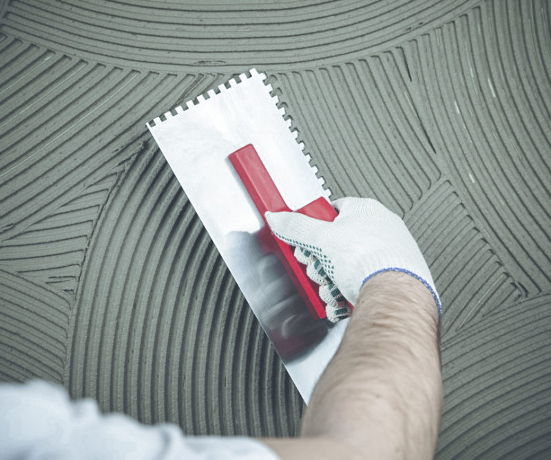 Application de colle sur un mur - isolation