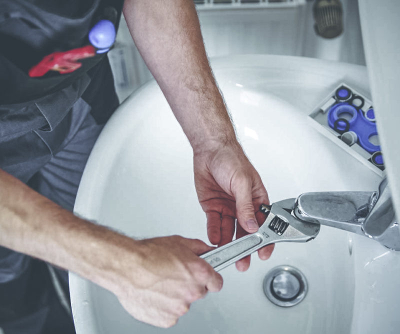 Plombier dans ses fonctions