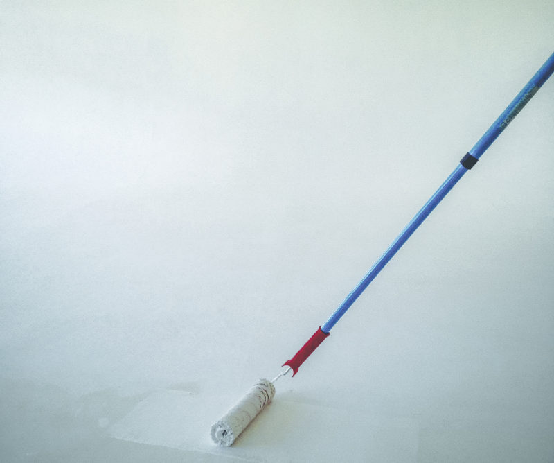 Peinture de plafond avec une perche